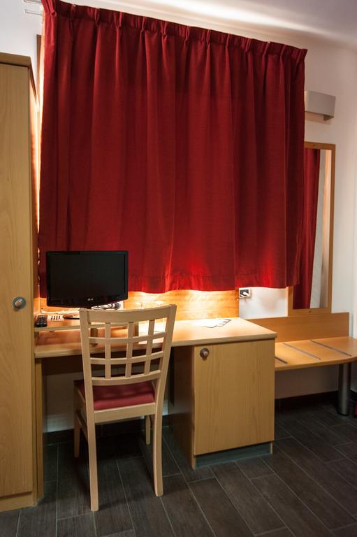 Orange Motel Vergiate Luaran gambar