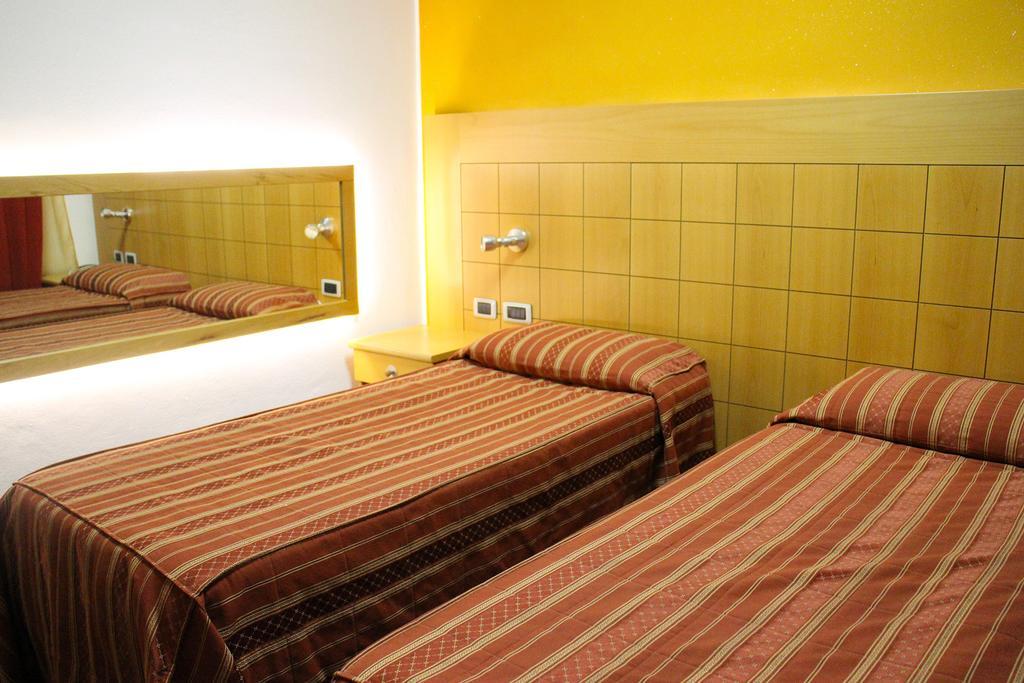 Orange Motel Vergiate Luaran gambar
