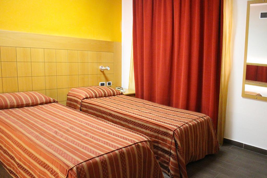 Orange Motel Vergiate Luaran gambar