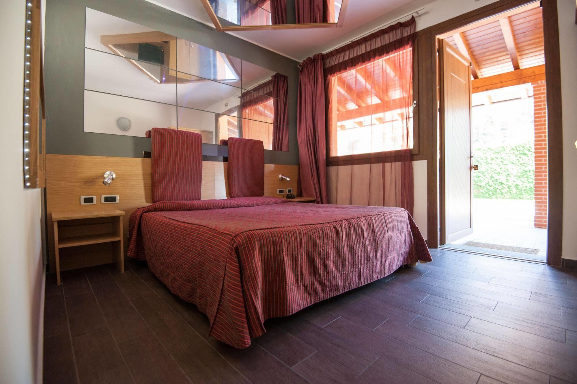 Orange Motel Vergiate Luaran gambar