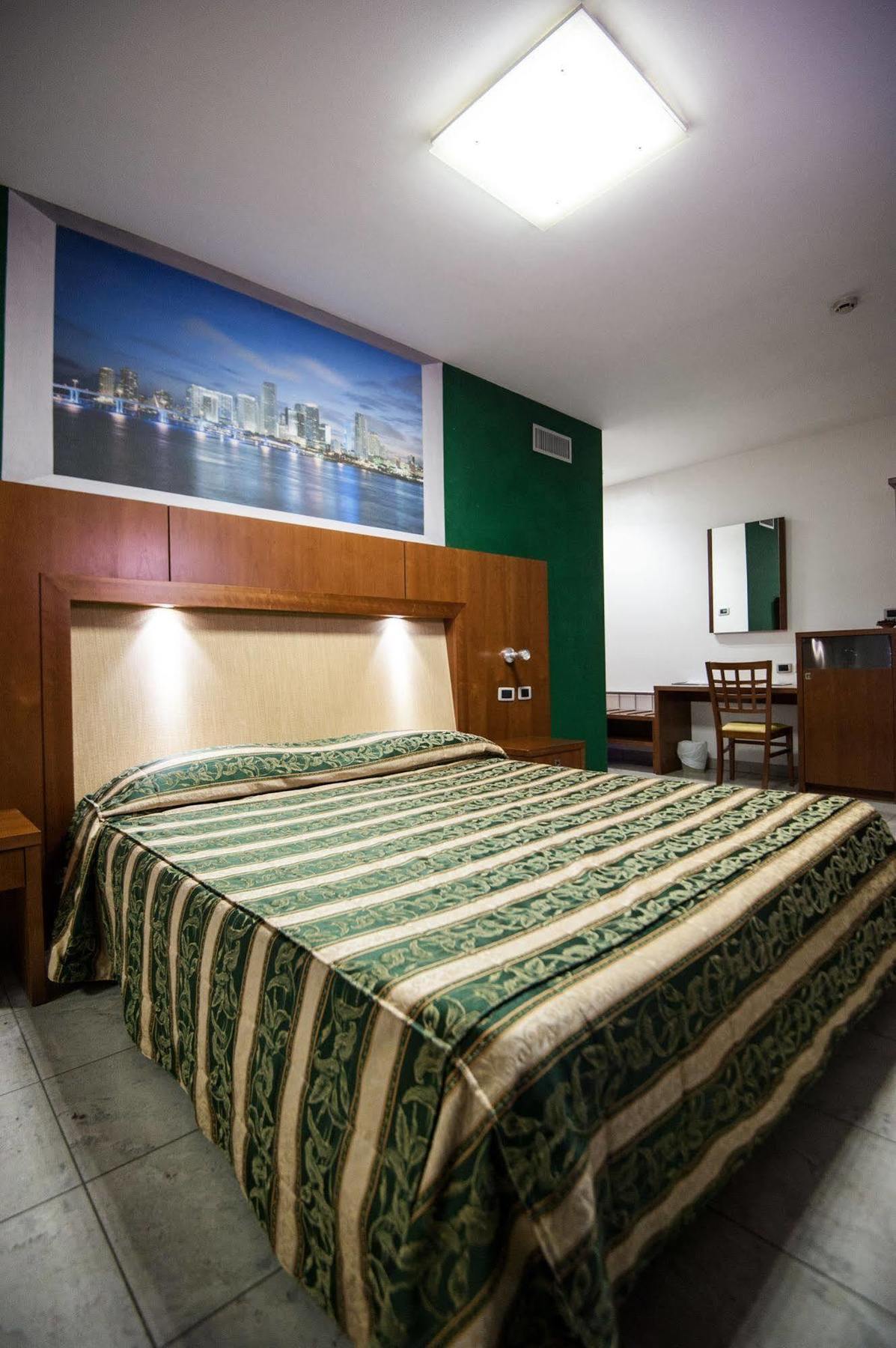 Orange Motel Vergiate Luaran gambar