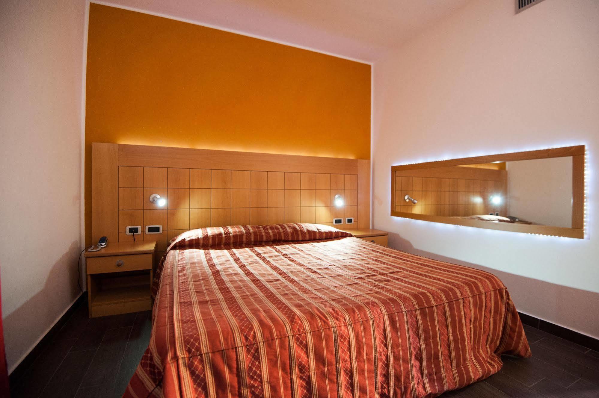 Orange Motel Vergiate Luaran gambar