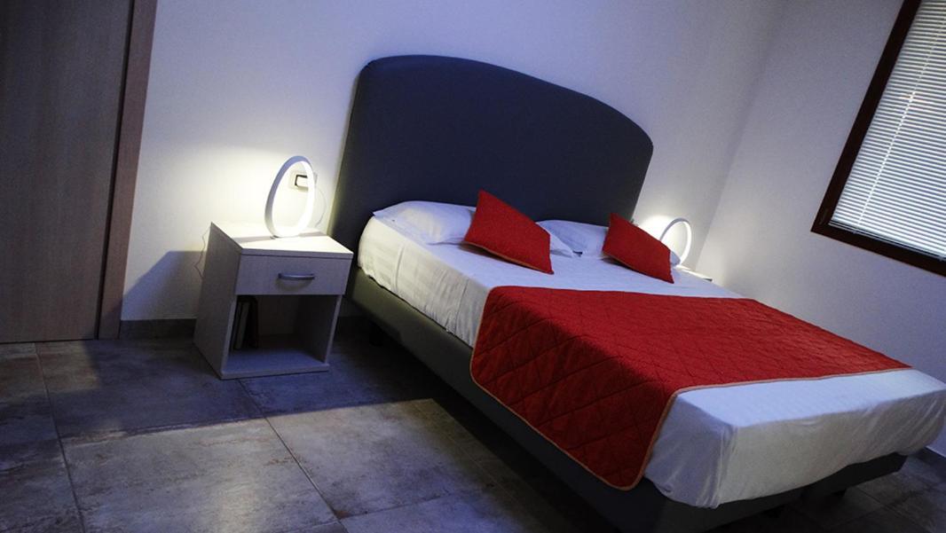 Orange Motel Vergiate Luaran gambar